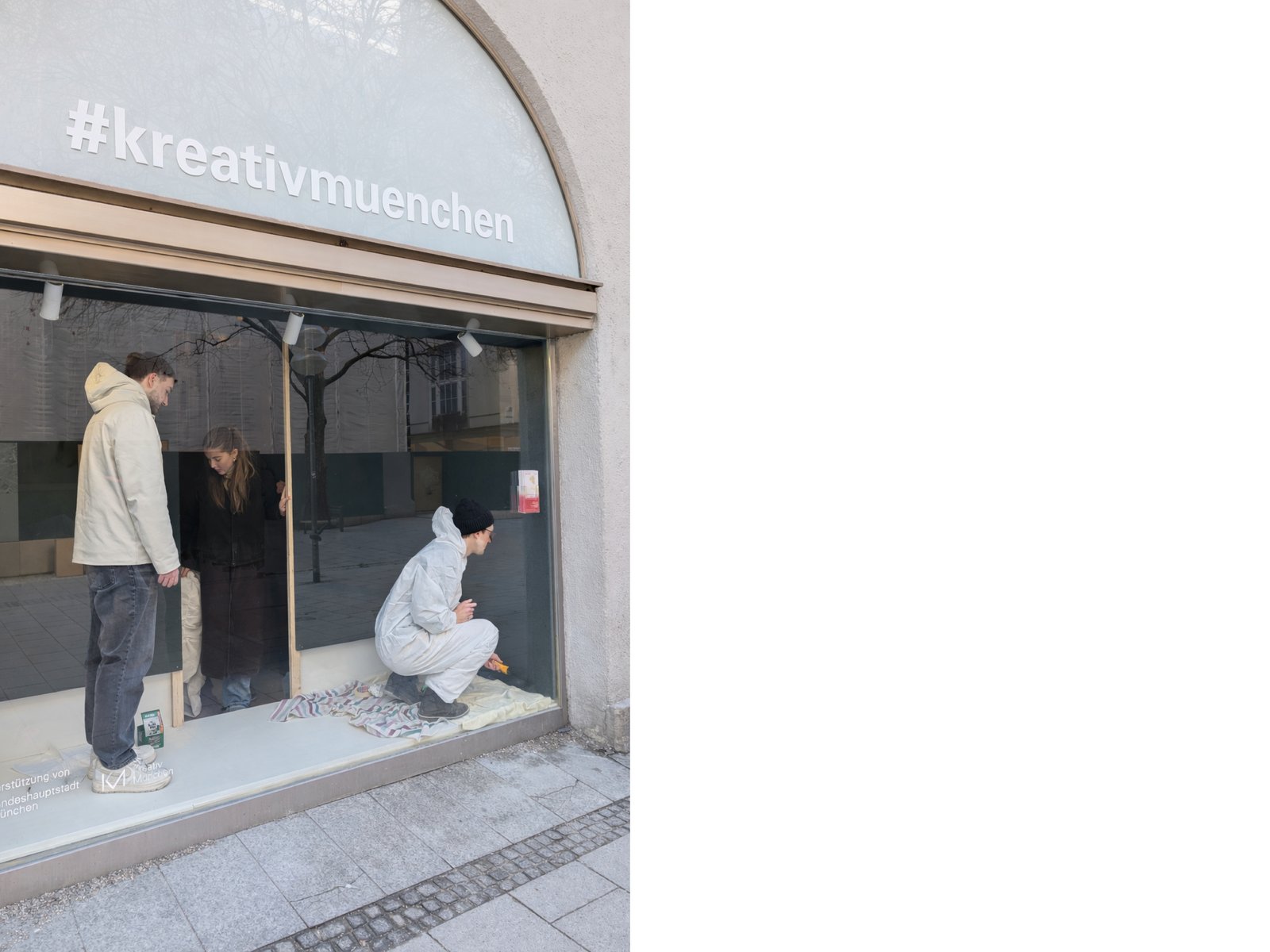 Vorbereitung der Schaufensterinstallation der Gedenkinitiative für NS-„Euthanasie“-Opfer in München.