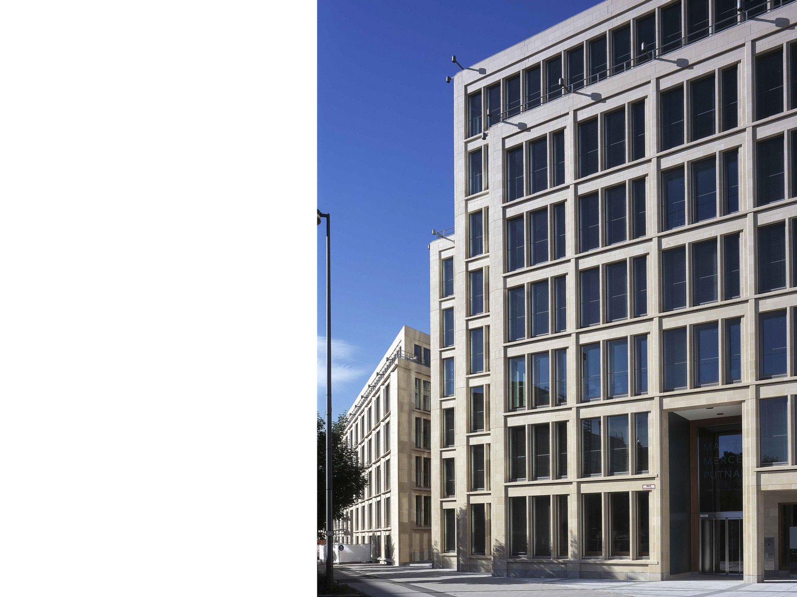 staedtische_blockstruktur_solitaerbau_raumkante_asymmetrische_fassade_kastenfenster_sonnenschutz_m8architekten