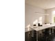 Heller Arbeitsplatz mit flexibel möblierbaren Schreibtischen im Kreativstudio von m8architekten in München-Milbertshofen nahe Schwabing.