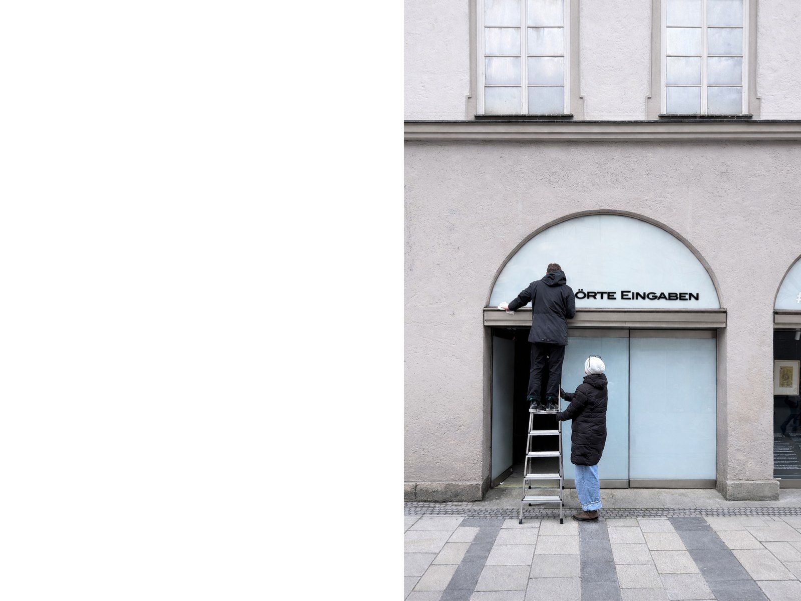 Vorbereitung der Schaufensterinstallation der Gedenkinitiative für NS-„Euthanasie“-Opfer in München.