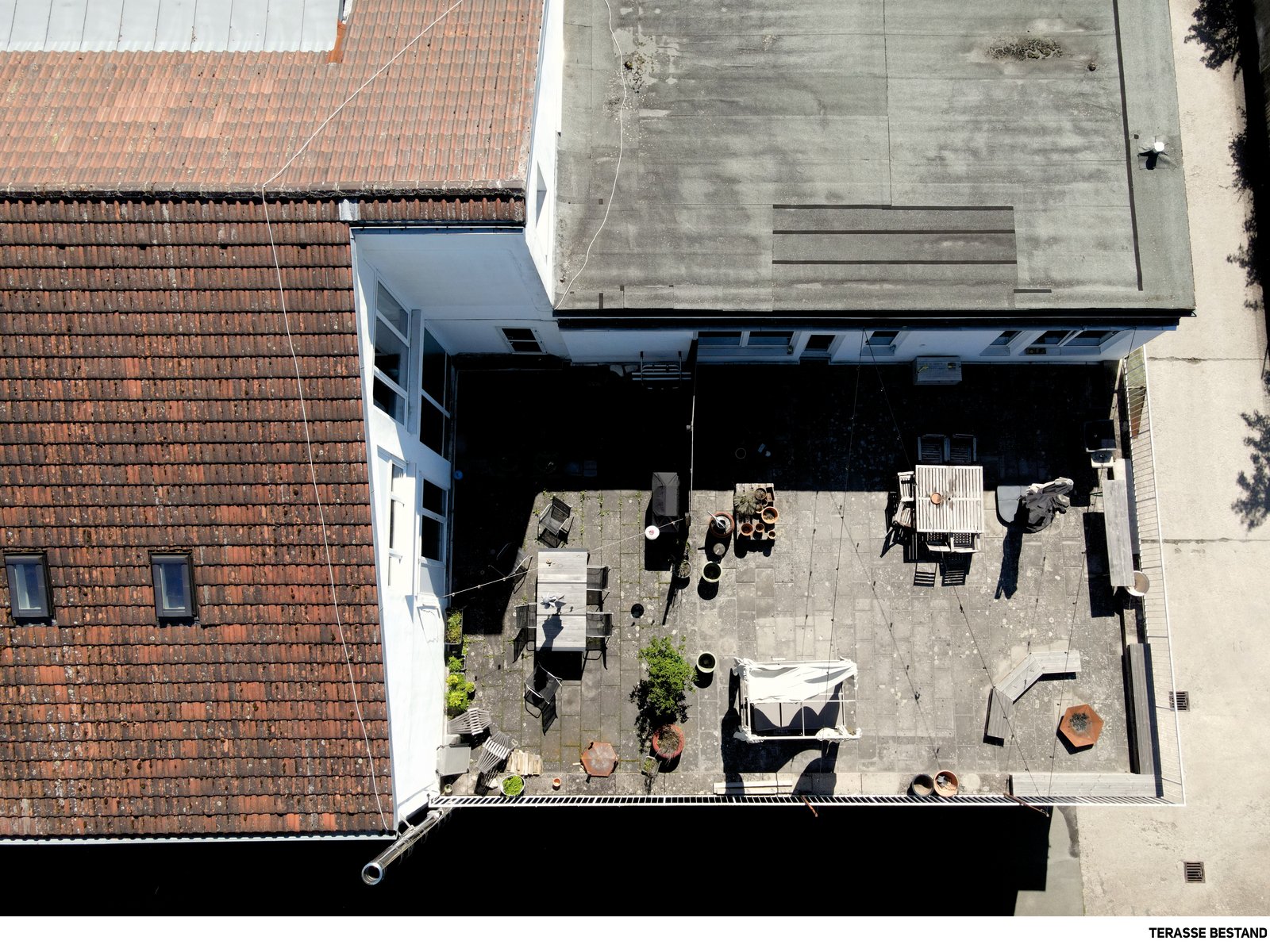 Alte Ziegelfassaden kombiniert mit neuen Öffnungen, Anbauten und zeitgemäßen Materialien.