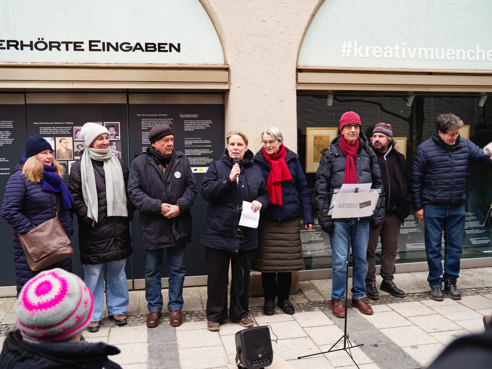 Mitglieder der Gedenkinitiative und Unterstützer bei einer Gedenkveranstaltung zu den NS-„Euthanasie“-Opfern in der Münchner Innenstadt.