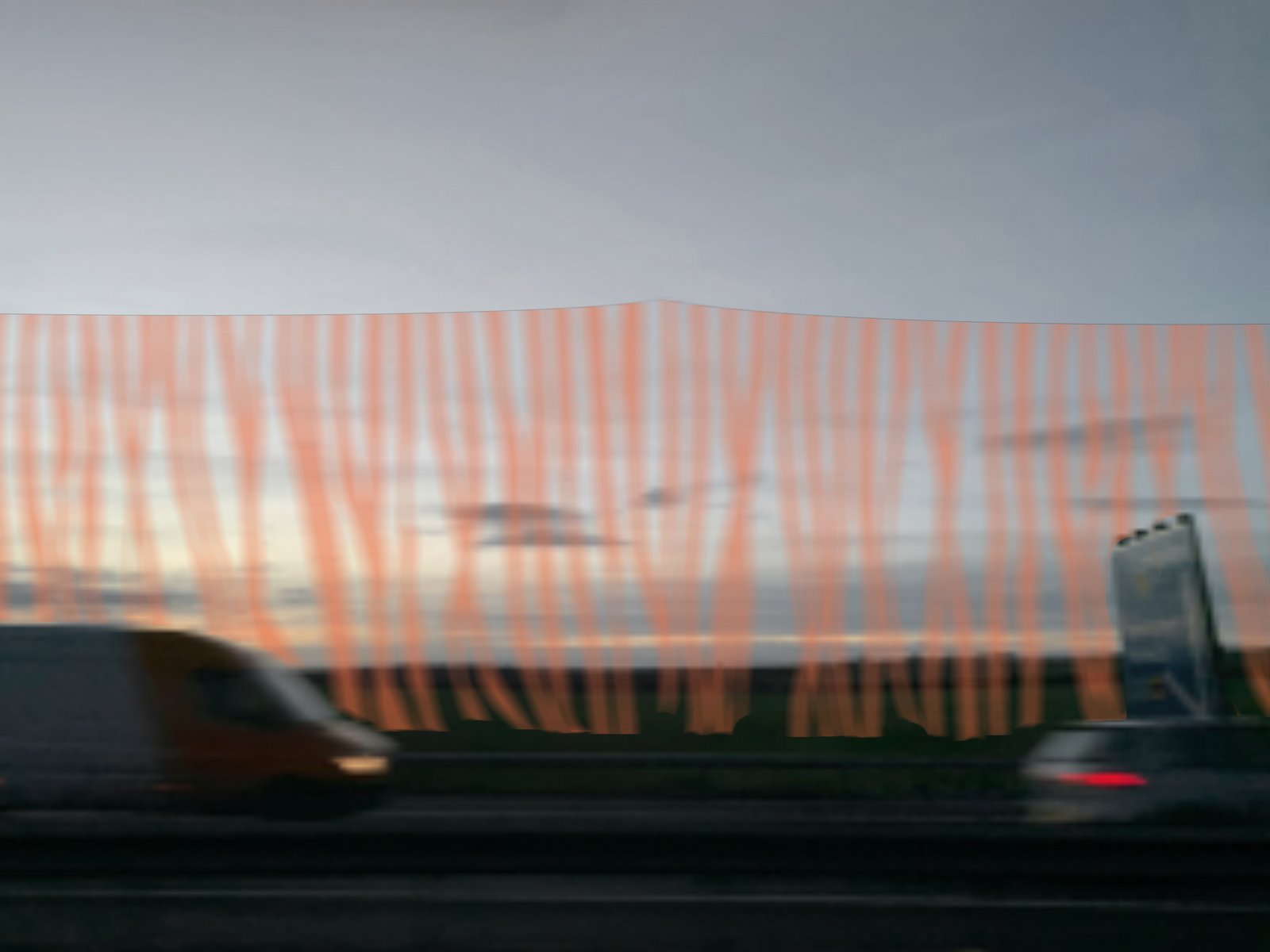 Orangene Gedenkbänder als Installation zur Erinnerung an die Opfer der nationalsozialistischen Euthanasie-Verbrechen in Deutschland.