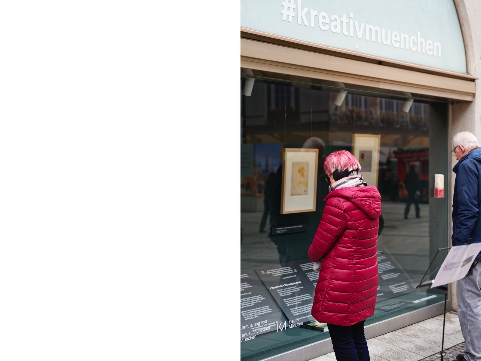 Besucherinnen betrachten die Ausstellung „Unerhörte Eingaben“ zum Gedenken an die Opfer der NS-„Euthanasie“ in München.