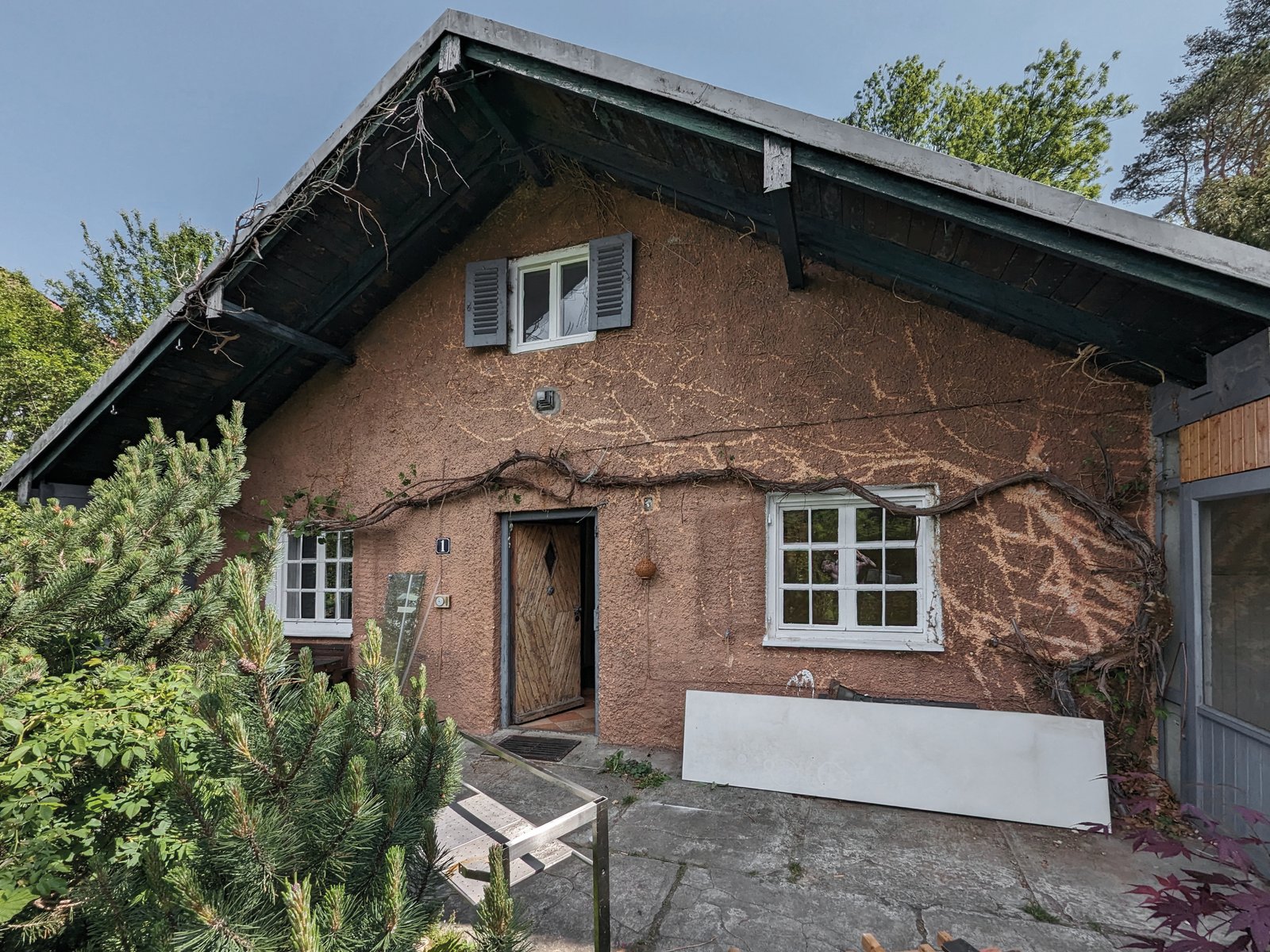 Außenansicht eines Wohnhauses im Bestand vor dem Umbau