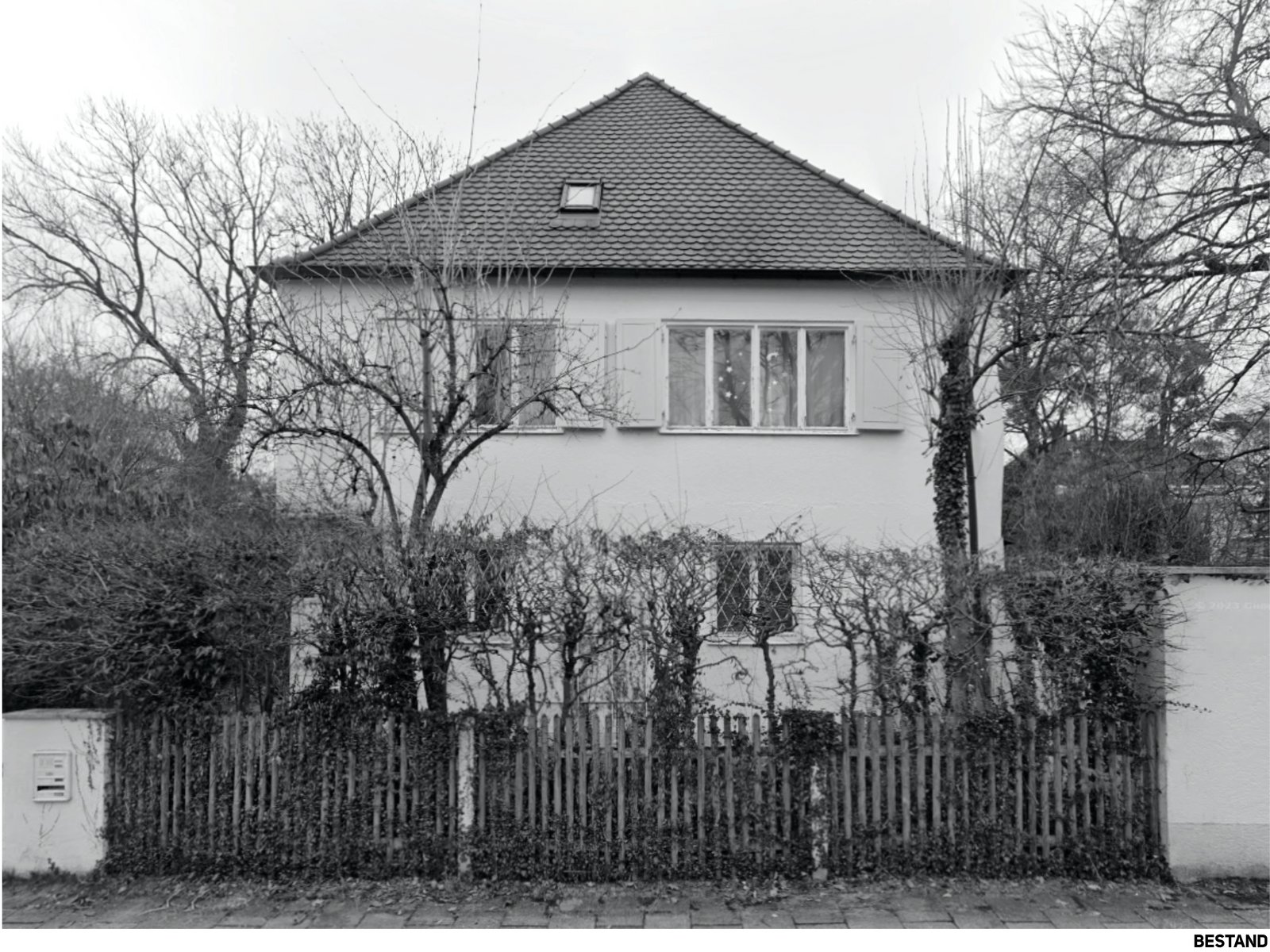Foto der Fassade eines sanierten Familienhauses im Bestand in München, geplant von m8architekten