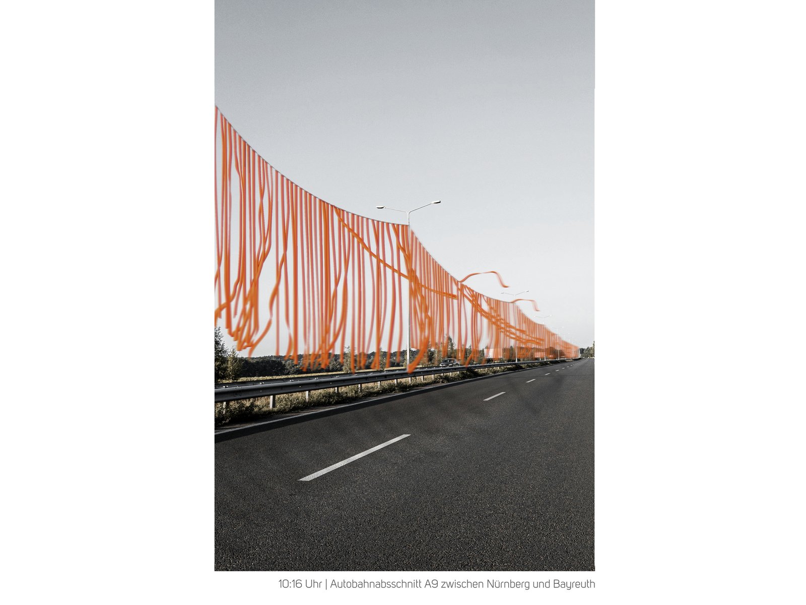 Orangene Gedenkbänder in Nürnberg als Beitrag zur Erinnerungskultur an die Verbrechen des Nationalsozialismus.