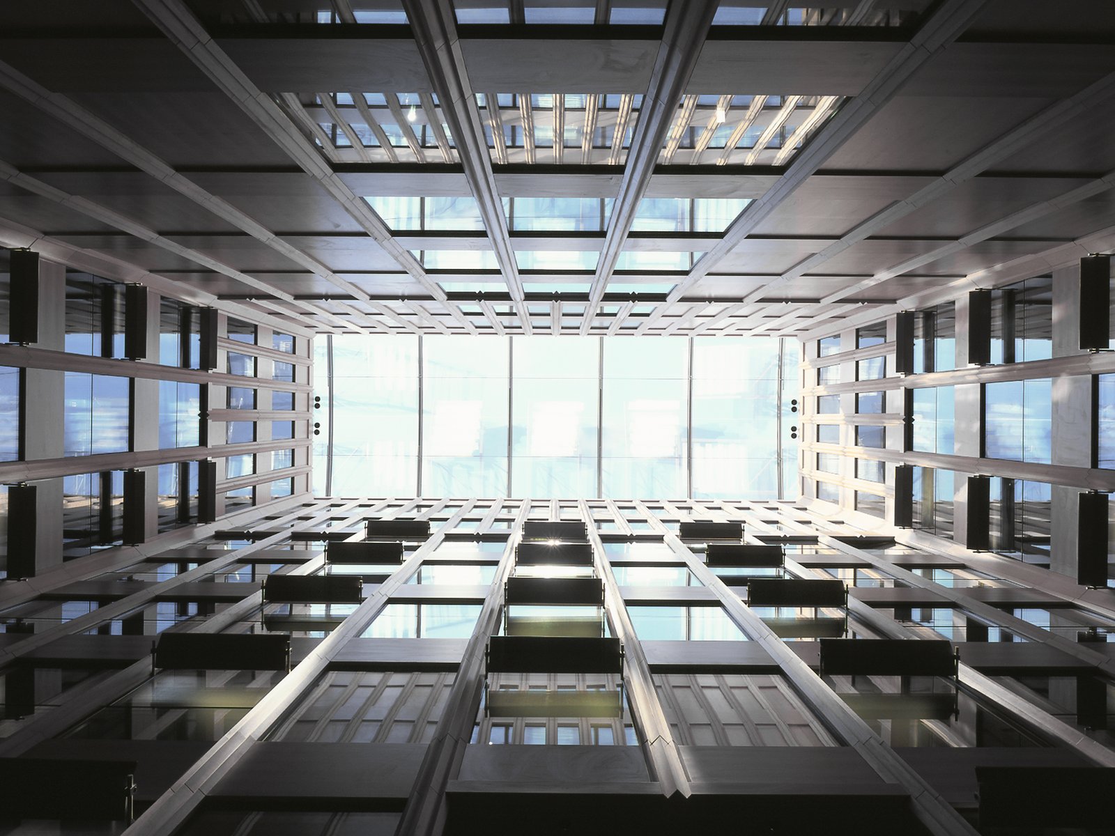 architektonische_masse_glasarchitektur_baukoerper_geometrie_strassenkruemmung_materialwahl_holz_metall_m8architekten
