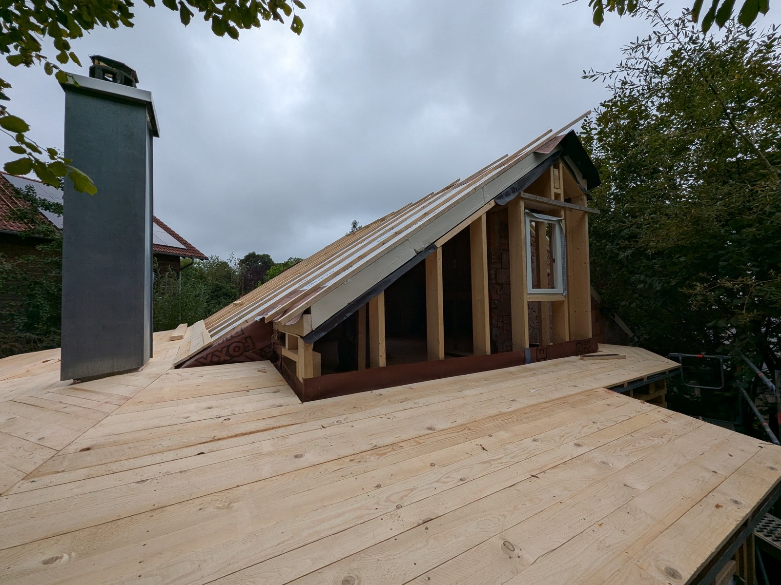 Rohbauphase beim Dachgeschossausbau eines Bestandsgebäudes