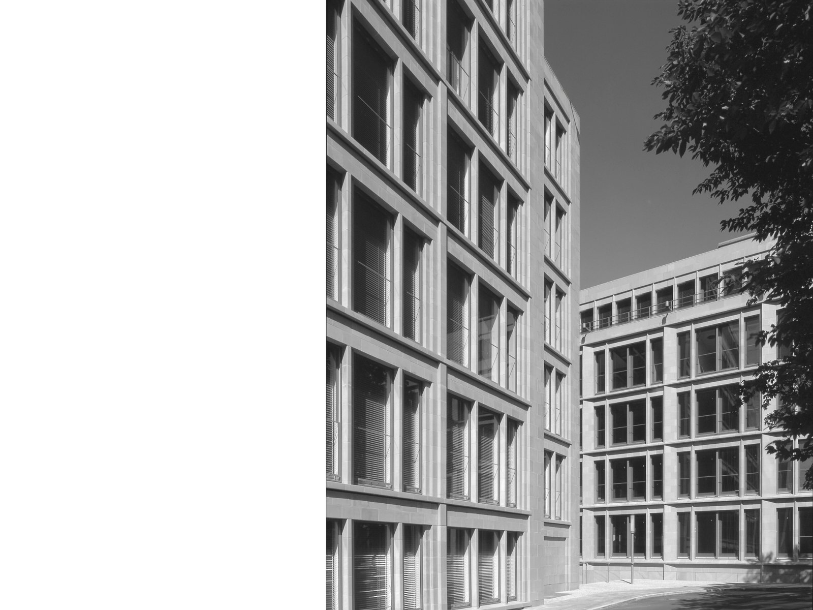 stadtraum_buerogebaeude_entwurf_muenchen_terracotta_material_laermschutz_kastenfenster_sonnenschutz_m8architekten